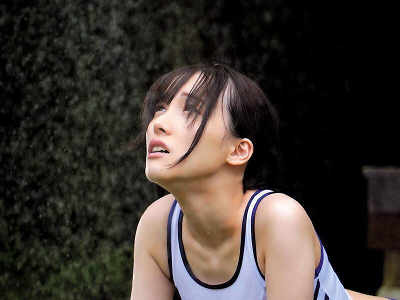 雨に打たれながら練習する女子陸上部員の濡れ髪透け乳に勃起を隠せずどしゃ降りのグラウンドでずぶ濡れハメしまくった雨続きの夏合宿 白石もも白石もも