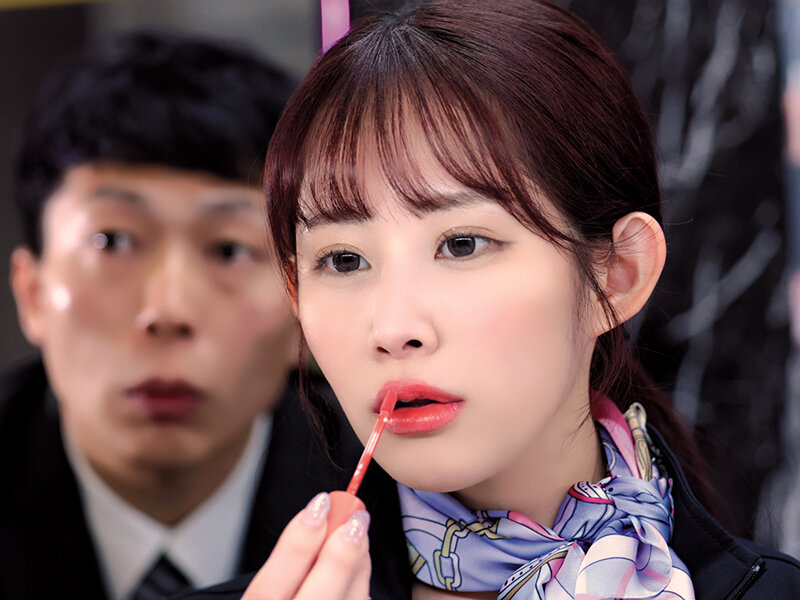 妻の付き添いで立ち寄った化粧品フロアの美容部員が肉厚ぽってり唇にソソる目つきの顔面性器で一生一度の浮気チャンス 妻の目を盗んでは交わす濃厚接吻と吸い犯しキスマーキングにもう戻れず合体ベロキスフルパコ中出し不倫 二羽紗愛二羽紗愛