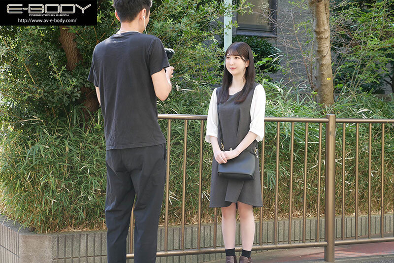 経験人数0.5人 今AV界で最も男性経験のない色白巨乳素人が初イキするまでのAV出演ドキュメント 雪咲すみれ雪咲すみれ