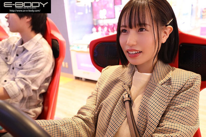 初めて出来た彼女を脱がしたら… 着衣からは想像できない物凄い色白スリム美巨乳 大興奮の僕は性欲尽きるまでハメまくった 如月りいさ如月りいさ