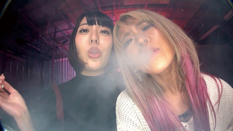 主観 タバコ美女 煙 ヤニベロ 痰唾ぶっかけ ドS淫語浴び手コキ新村あかり・黒崎さく・桜雅凛