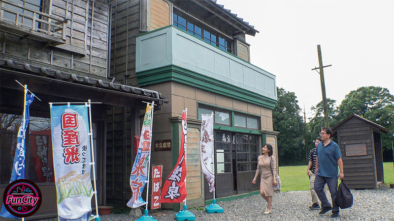 筆おろし温泉ソープ 親父が再婚して― Hカップ巨乳の義母さんができた。家族旅行で僕が童貞だとわかると淫乱な義母さんに狙われて…逢見リカ逢見リカ