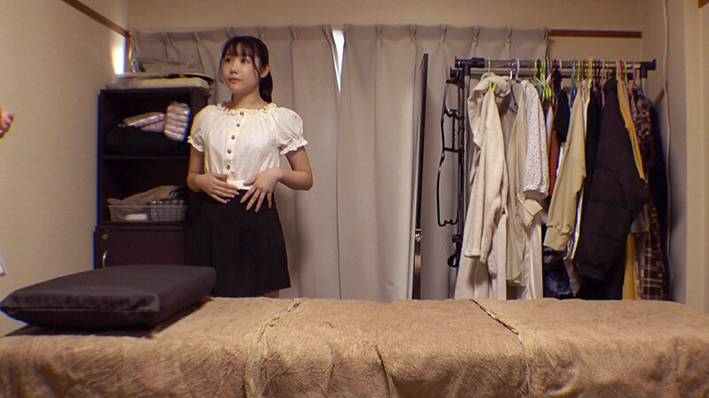 媚薬オイルマッサージ 痴●盗撮＆中出し素人娘VOL.62 超強力媚薬を配合したマッサージオイルを施術中に知らずに塗りこまれたオンナは、身体の火照りに驚き、チ〇ポを欲しがる自分に戸惑い、垂れ出したマン汁に恥ずかしがりながらも生ハメ中出しまで欲してしまう！椎名心春・雨宮凜・美波汐里