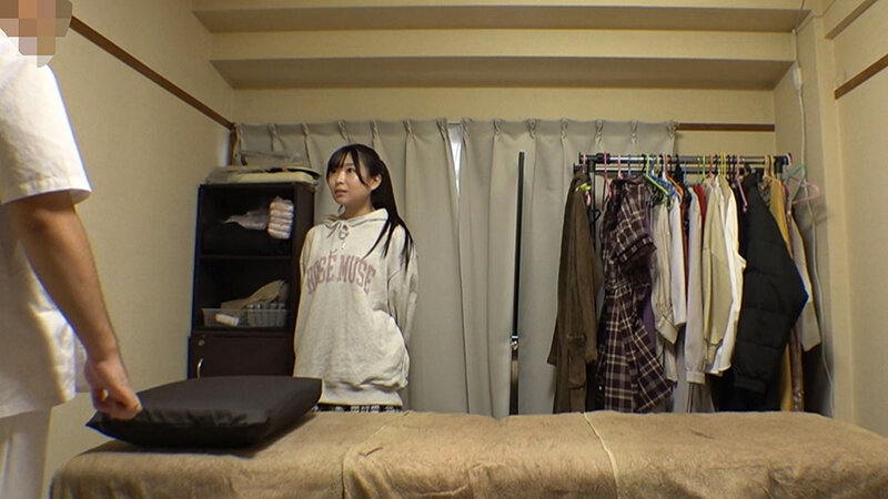 媚薬オイルマッサージ 痴●盗撮＆中出し素人娘VOL.66 超強力媚薬を配合したマッサージオイルを施術中に知らずに塗りこまれたオンナは、身体の火照りに驚き、チ〇ポを欲しがる自分に戸惑い、垂れ出したマン汁に恥ずかしがりながらも生ハメ中出しまで欲してしまう！辻いまる・犬飼果南・桜かな