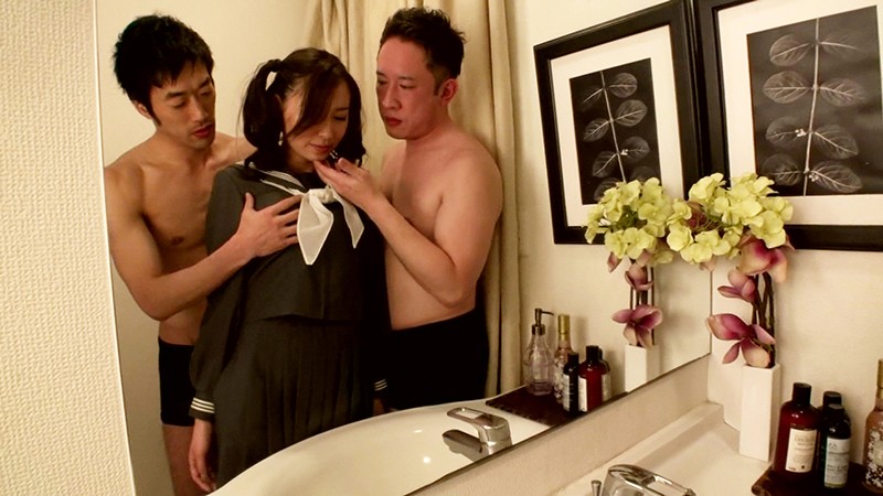 セーラー服を着せられた美熟女が手マンで潮吹き絶頂して顔面に大量男汁をぶっかけられる！