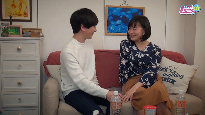 カップル盗撮 色気ムンムンの女が年下彼氏のウブな反応にS心掻き立てられ腰振りSEX明里ともか