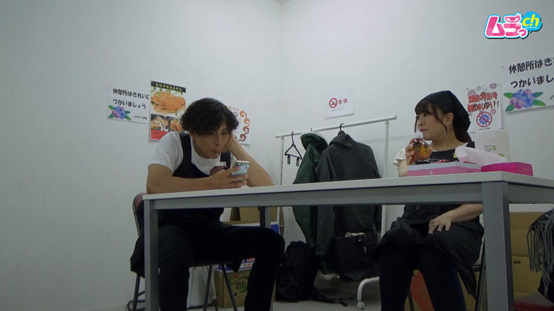 ニンゲン観察 バイトの休憩室で性欲旺盛な年下大学生に迫られるがまま潮吹き絶頂しまくる隠れ淫乱人妻広瀬結香