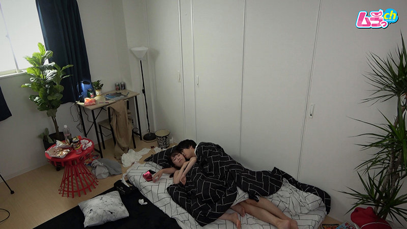 カップル盗撮 寝坊したら授業をサボってセックスが当たり前の、堕落した大学生の日常性活成瀬まゆり