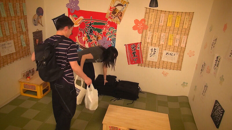 ニンゲン観察 閉店後のバイト先の居酒屋で陽キャビッチ女子に童貞を奪われてしまったシャイボーイ。中丸未来