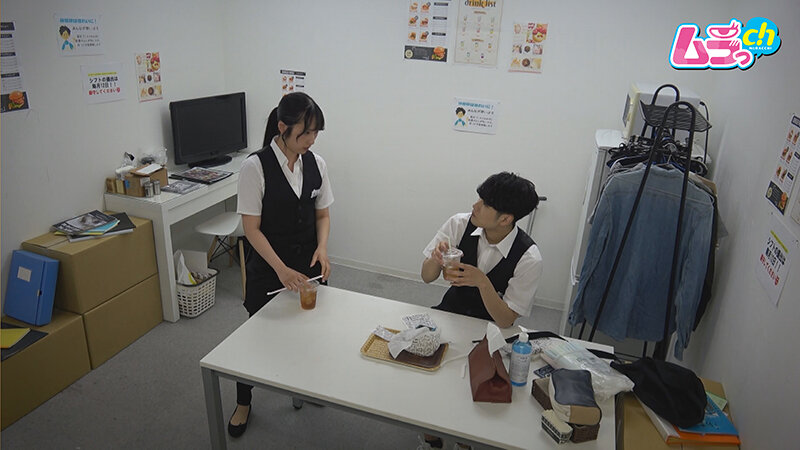 カップル盗撮 エッチする場所がなかなか無い○校生たちに理性なんて無し！バイト先の控室で初めてのナマハメ＆潮吹き体験真白みのり