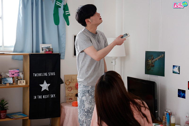 汗だくカップルSEX～エアコンが壊れた猛暑日、業者が来るまでの時間すら待てずに窓を開けたままヤッちゃった♪～逢見リカ