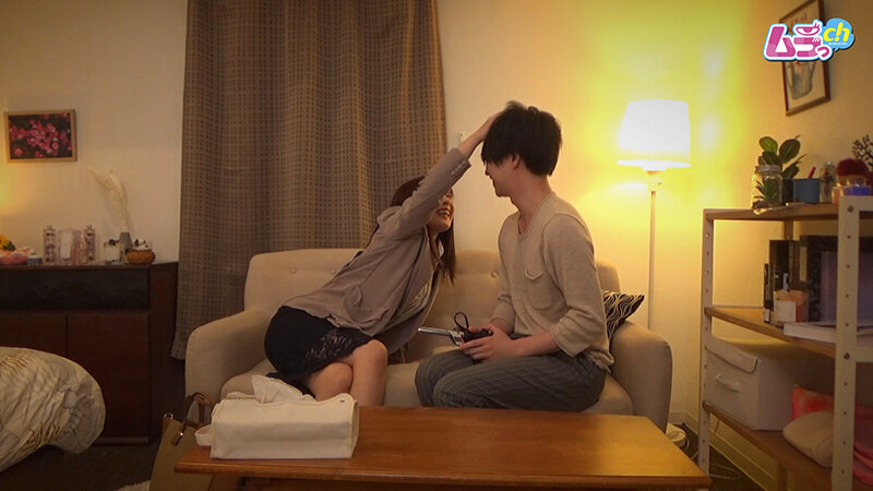 カップル盗撮 年下ペット彼氏に帰宅後即クンニさせ仕事の鬱憤を晴らす年上痴女彼女朽木乙葉