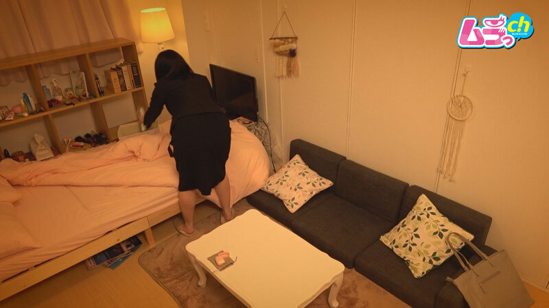 ニンゲン観察 押しに弱そうな同期女子は、規格外の爆乳をぶるんぶるん揺らし男の上で腰を振りまくるド淫乱！桜和ことこ