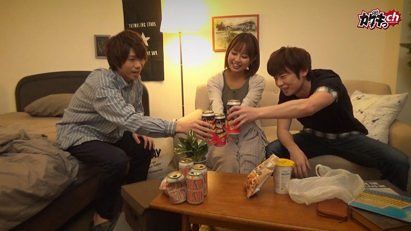 ニンゲン観察 宅呑み中、友達がすぐそばにいるのにも関わらず暴走する下半身を抑えきれずにハメるスリルSEX亜矢みつき