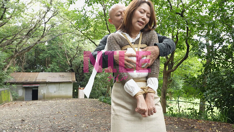 緊縛野外調教 妻として、母として…家族のためにわが身を捨てる 翔田千里 55歳翔田千里