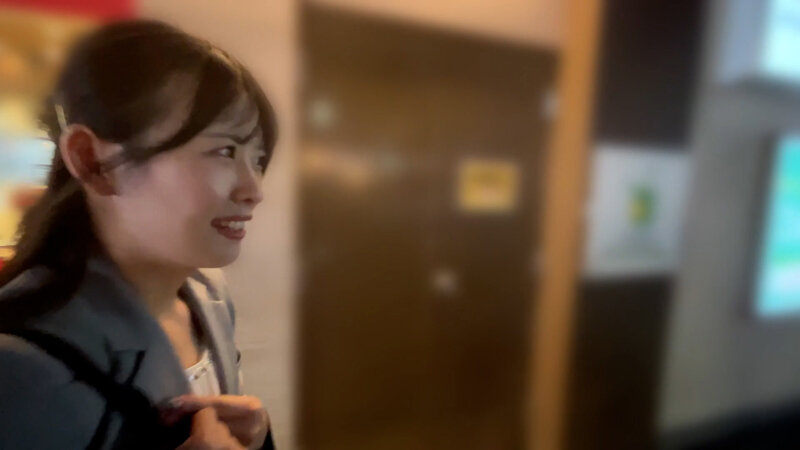 M男が街中で女性に声をかけてキスさせてもらう スレンダーOL あいちゃん