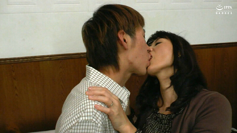 童貞の息子が熟女デリヘルを呼ぶと…まさかの母が！？