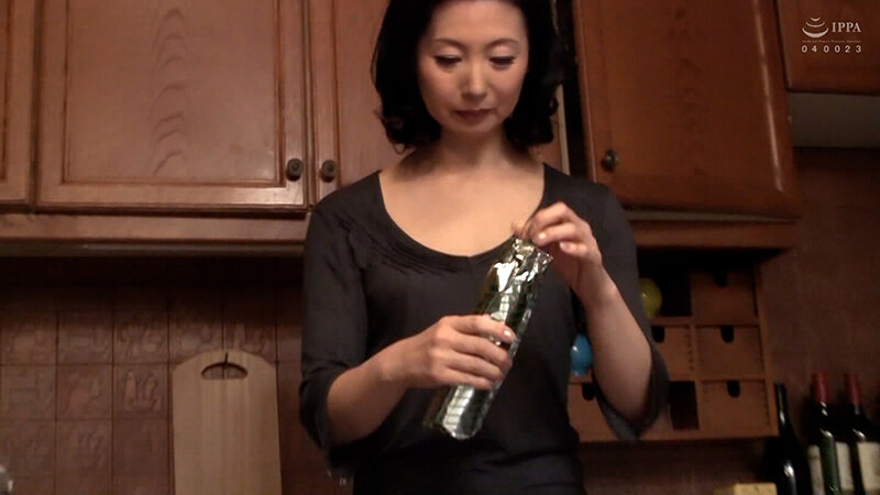 美貌とスタイルを兼ね備えた五十路美熟女のばあちゃんとの近○相姦物語