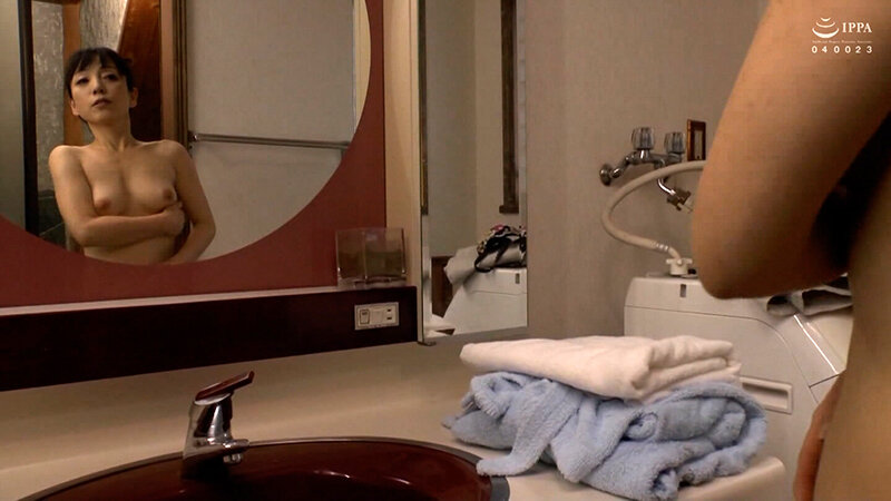 母のシャワーを盗撮する息子に愛の手ほどき！？巨根童貞息子の筆おろし！快感に溺れる禁断母子！