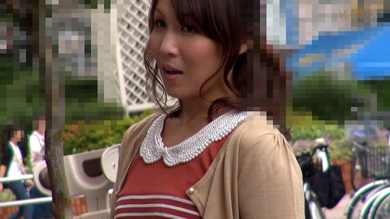 取材のインタビューに協力して欲しいとホテルに連れ込まれた美人熟女さん。結婚15年くらいで最近はセックスレスと…旦那以外の男性と不倫はどうですか！？