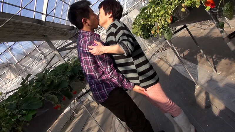 苺農家の六十路熟女さんがAVに応募！挨拶を交わすと苺ハウスの中での大胆初撮りSEX！