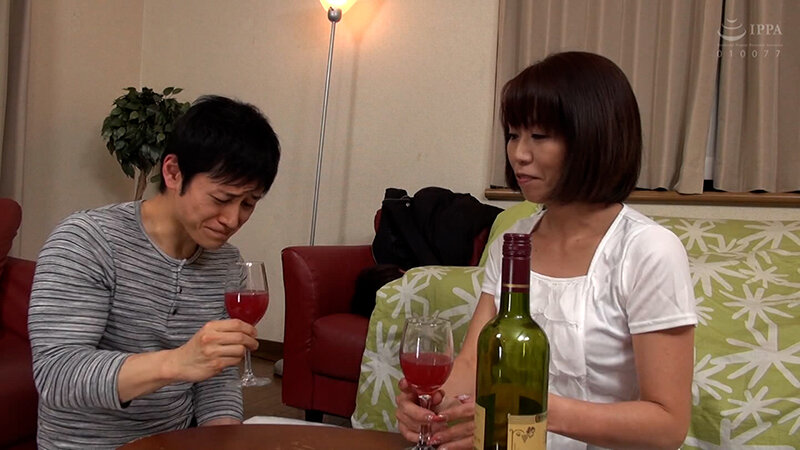 酔い潰れた友達を送って行くと…友達のお母さんに迫られて勢い余って中出しSEX！