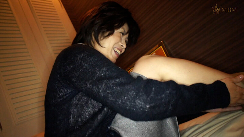 どこにでもいそうなショートヘアーの清楚系熟女をホテルに○れ込みハメ撮りAV出演！