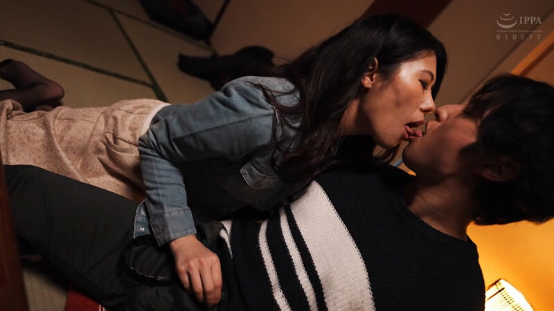 五十路美熟女と禁断の温泉旅行！部屋で露天風呂でカラダを求め合う濃厚種付交尾！