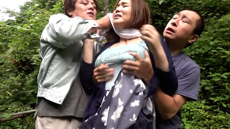 なんで私が…自然豊かな山中で抗えない快感に堕ちて行く美熟女の乱交連続ナマ中出しSEX！