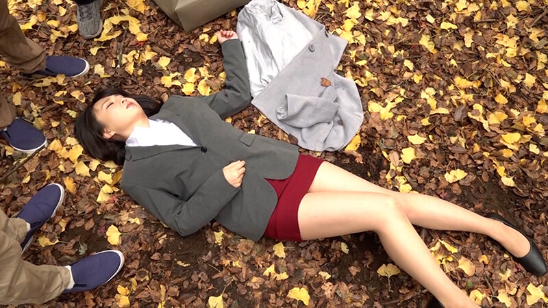 なんでこんな事に…3人の輩たちに組み敷かれ何度も膣奥に白濁汁を注ぎこまれ…淫乱肉便器と化す美人営業マン。