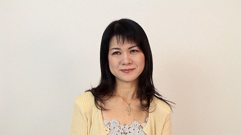 五十路間近でこの美貌！自分磨きに余念がない人妻さんが欲求不満でAV出演！脱がせてみたら美白に巨乳でボルテージMAX！テンション上がって中出しSEX！