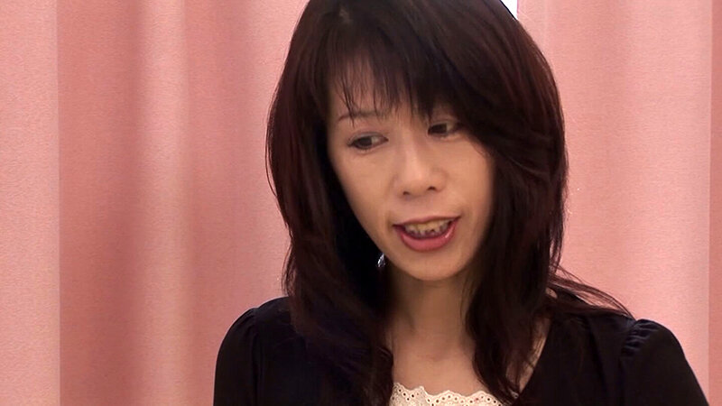 カメラの前で緊張気味の四十路奥様！まだまだ女を捨てられないセックスレスの奥様は旦那に内緒の中出しセックス！