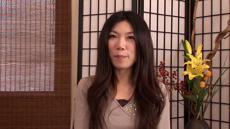 おしとやかな雰囲気を醸し出すバツイチ四十路熟女さん！久々のエッチでびっしょりなアソコに情熱中出しSEX！