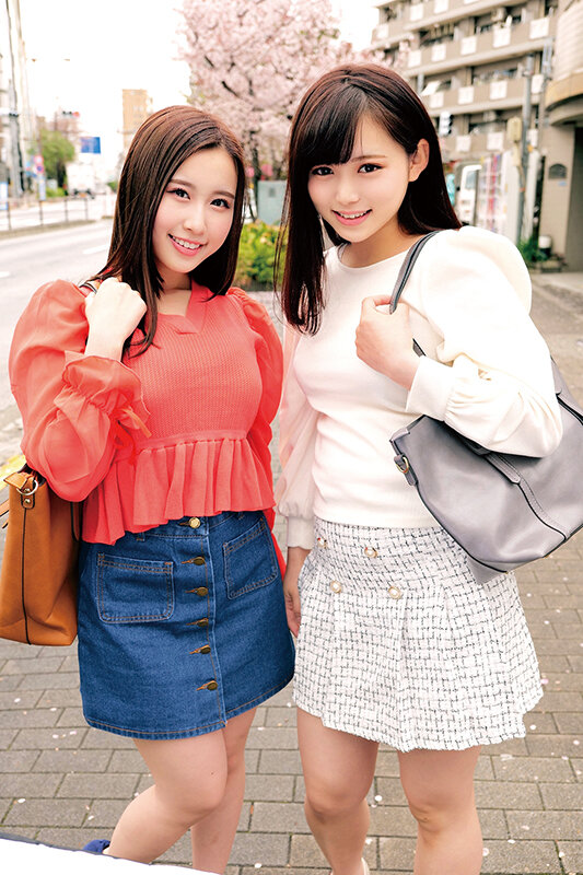 湘南の海で眩しく輝いているW水着ギャルにデカチン童貞君をプレゼント！？ヤバっマジで大きい（ ﾟДﾟ）ウブなデカマラにサマーガールもエチエチ発情wwスケベに優しくSEX教えながら「ヤッてみる？」まおみほ清楚で巨乳でやさしくて…スケベな人妻たちが悩める…