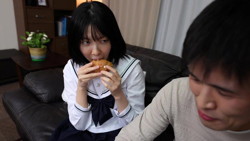 隣に住む真面目そうな娘の三白眼のエロイ瞳に魅かれて… 岸永みりな岸永みりな