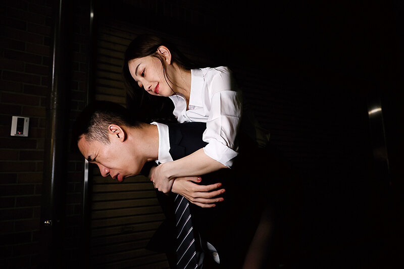 飲みすぎたフリしてデカチン部下を誘惑する淫乱女上司 蒼山愛奈蒼山愛奈