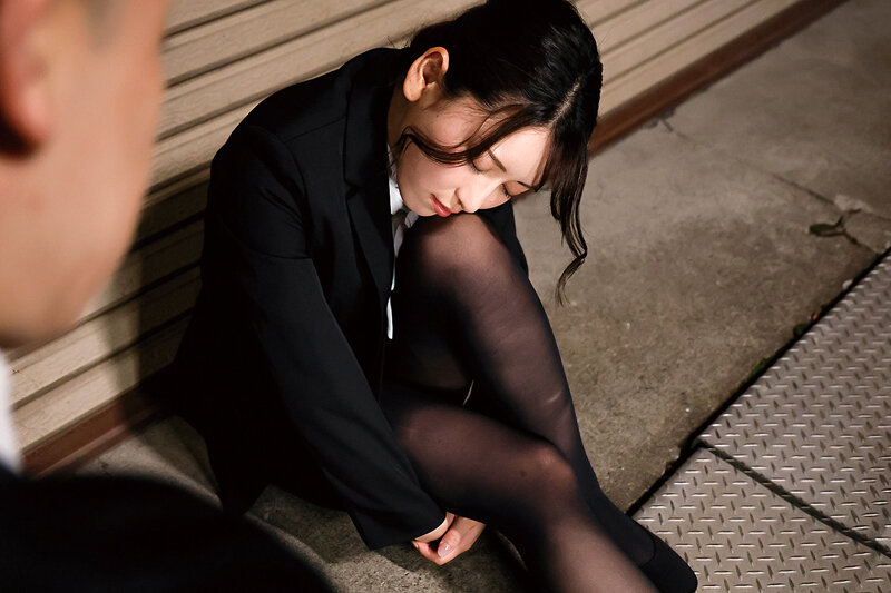 飲みすぎたフリしてデカチン部下を誘惑する淫乱女上司 紗々原ゆり紗々原ゆり