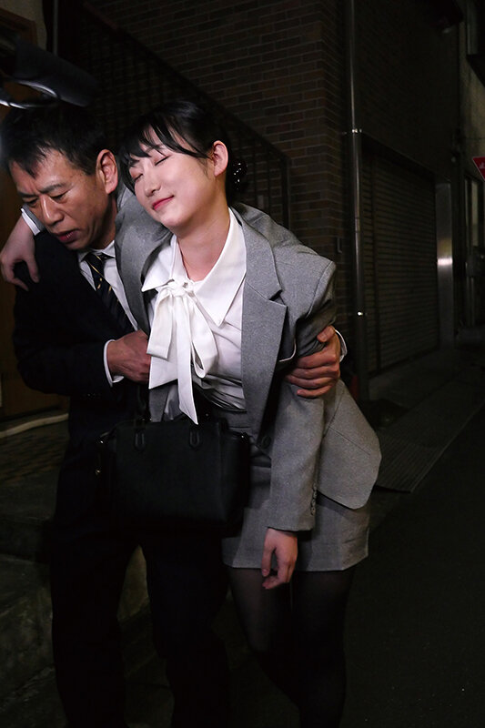 飲みすぎたフリしてデカチン上司を誘惑する淫乱女子社員 雪代美鳳雪代美鳳