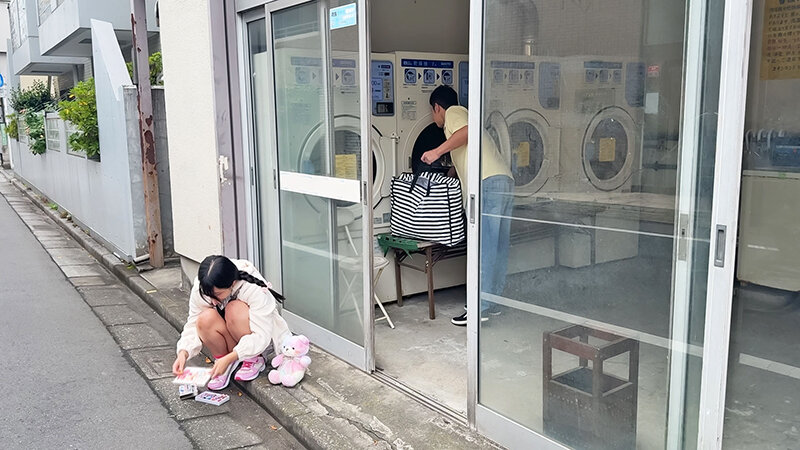 ちいさなおしり コインランドリ―の放置子はアナルを電動ディルドでガン掘りされ巨穴ブチ壊し貫通中出しヤり捨て！ 生田りん生田りん