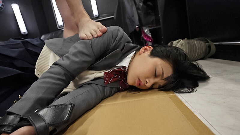 アジア美少女を監禁喉ボコ開発 4本の肉棒に貫かれ精子と唾液と涙でゴボゴボ喉奥ピストン地獄！精神崩壊！白目ひん剥き！狂人喉奥イラマチオ 喉ボコ美少女いくら 海野いくら海野いくら