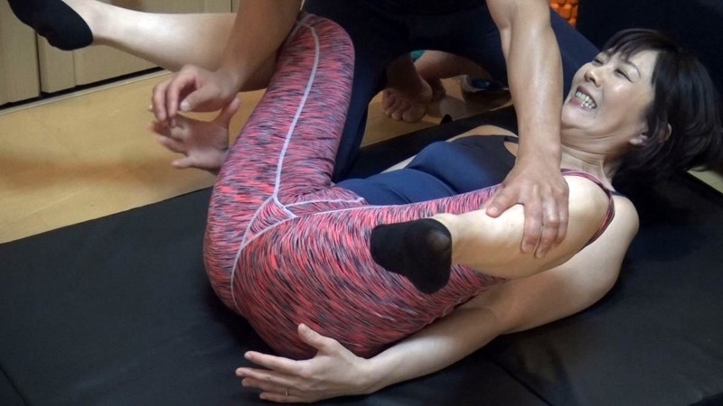 こんなおばさんで興奮したの？女を忘れた更年期おばさんでも親子ほど年の離れたインストラクターと密室で二人っきりなら自分の汗ばんだ胸元に発情した若いギンギン勃起チ○ポで迫られたら内心うれしい vol.3