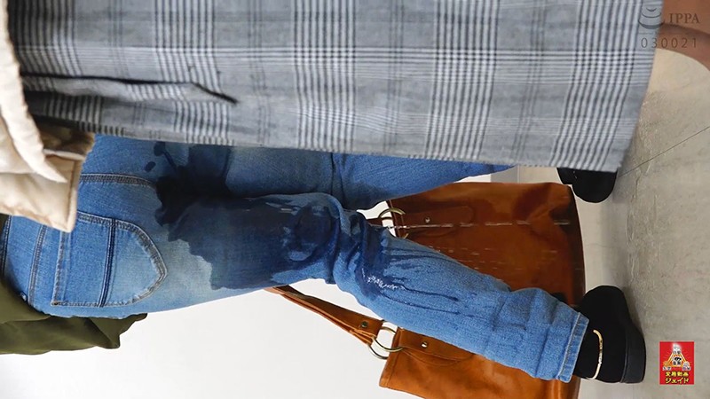 トイレ前行列中 おしっこ漏らし女！ 1.5 ～小便に濡れたジーパン～