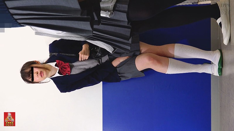 女子校トイレ前行列中おしっこ漏らし！1 1/2