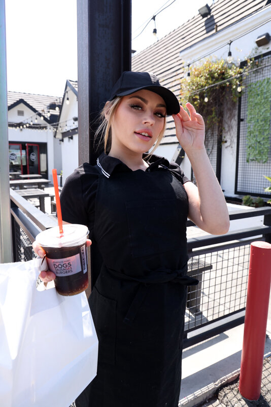 ロスの有名ホットドッグ店の看板美女がオモチャのモニターからまさかの絶頂生ハメSEXに！！アナ（25）