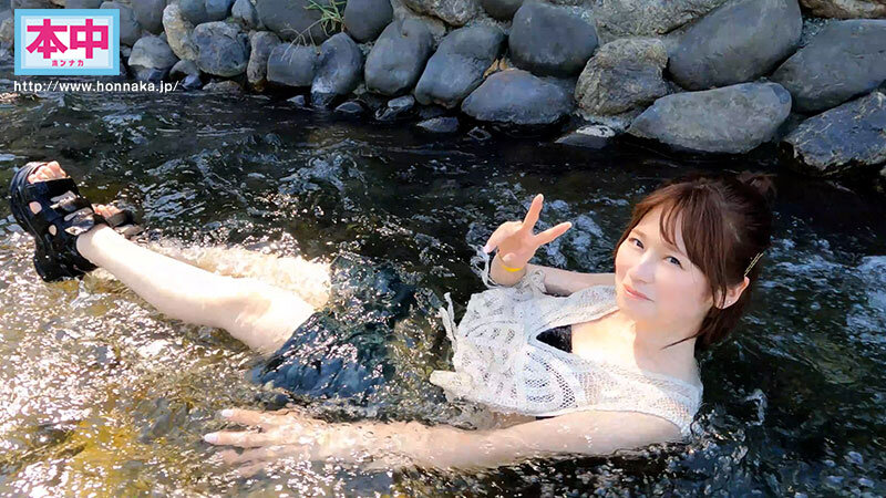 男2女2で職場の後輩たちと一緒に河原BBQに行く予定が、前日ドタキャンされて、バイトの女の子と二人で行くことに 一度やったら火がつきすぎちゃって、朝まで延長お泊り・夜●い・すっぴんめちゃくちゃ中出ししまくった。 川遊びしてびしょびしょになって、休憩… 優梨まいな優梨まいな