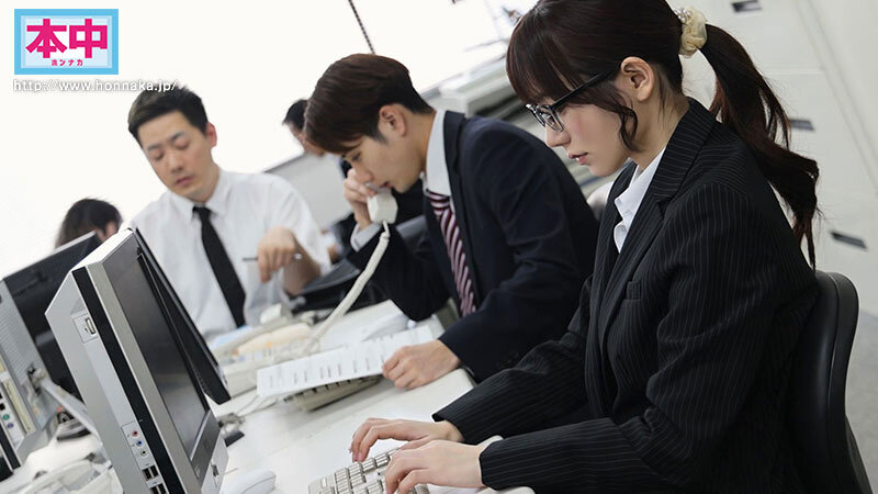 地味で物静かなOLの裏顔 退勤後に誰もが振り向く夜の蝶に変身し、所かまわず男を食い漁っていることを同僚たちはまだ知らない。 ギラパコBITCH メタモルフォーゼ中出し性交 五日市芽依五日市芽依