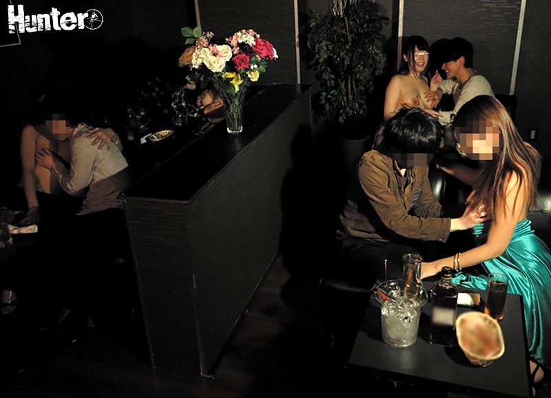 人生初のおっパブでルールがわからず勃起チ○ポを丸出ししちゃったボク。初めてのおっぱいパブに興奮しすぎたボクがハッスルタイム中にフル勃起したチ○ポを丸出しにしたら、やんわり「ここ風俗じゃないからちんちん出しちゃダメだよ」と優しく教えてくれた嬢。