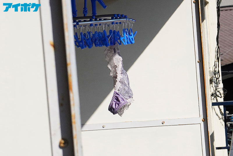 隣のドスケベ奥さんがパンティを干す昼下がりは欲求不満のサイン 天海つばさ天海つばさ