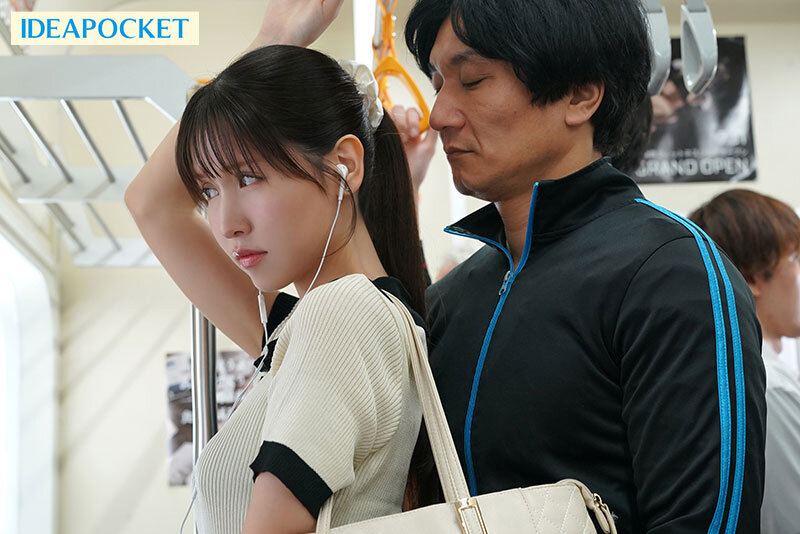 中出し痴●電車 声の出せない密室で犯●れ輪●されイカされ続け痴●集団の種付けペットに堕ちた女子大生 桜空もも桜空もも