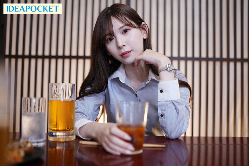 いつもボクを軽蔑してくる女上司と出張先でまさかの相部屋に…酔って痴女化した彼女のささやき騎乗位で朝までみっちり17発も搾り取られた童貞のボク 明里つむぎ明里つむぎ